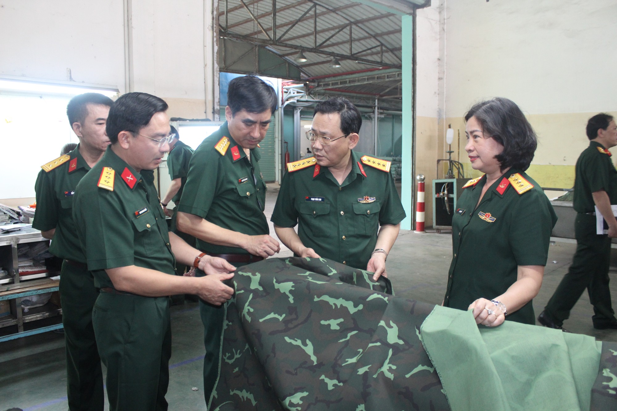 Thủ trưởng Cục Quân nhu thăm quan hoạt động sản xuất tại Công ty