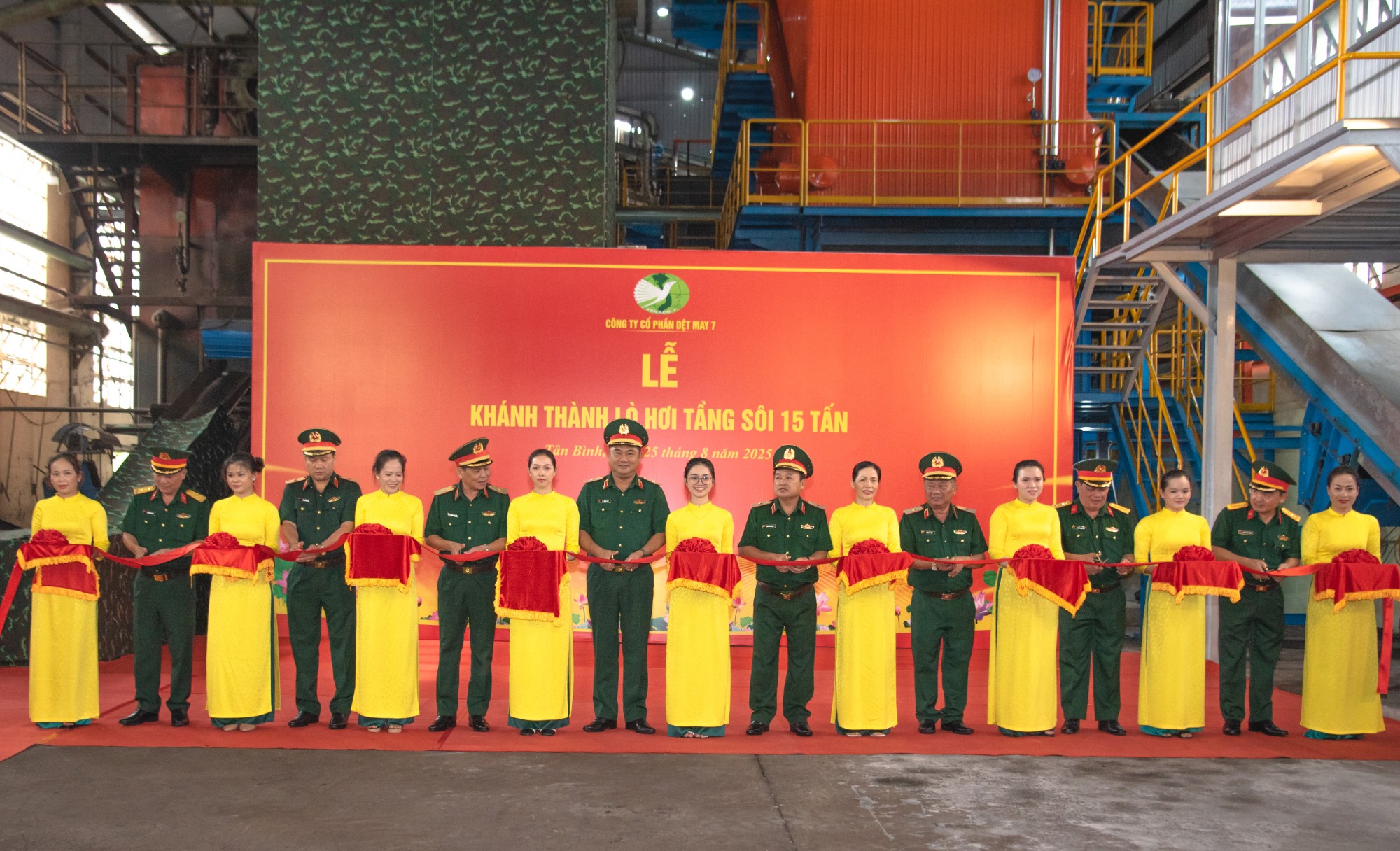 Thủ trưởng BTL Quân khu 7 thăm và cắt băng khánh thành Lò hơi tầng sôi 15 tấn tại Công ty Cổ phần Dệt may 7