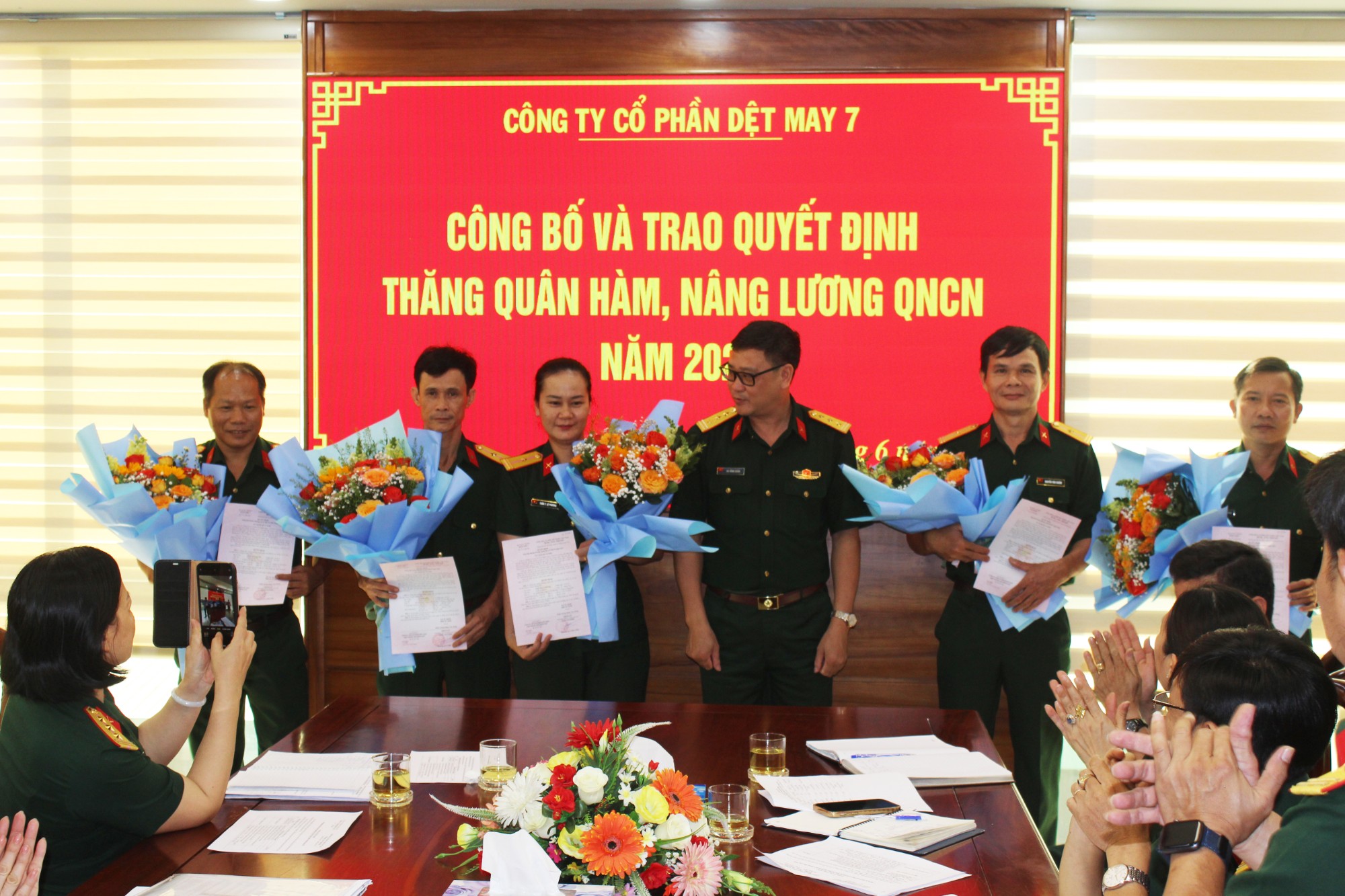 Công ty Công bố và trao quyết định thăng quân hàm và nâng lương QNCN năm 2023