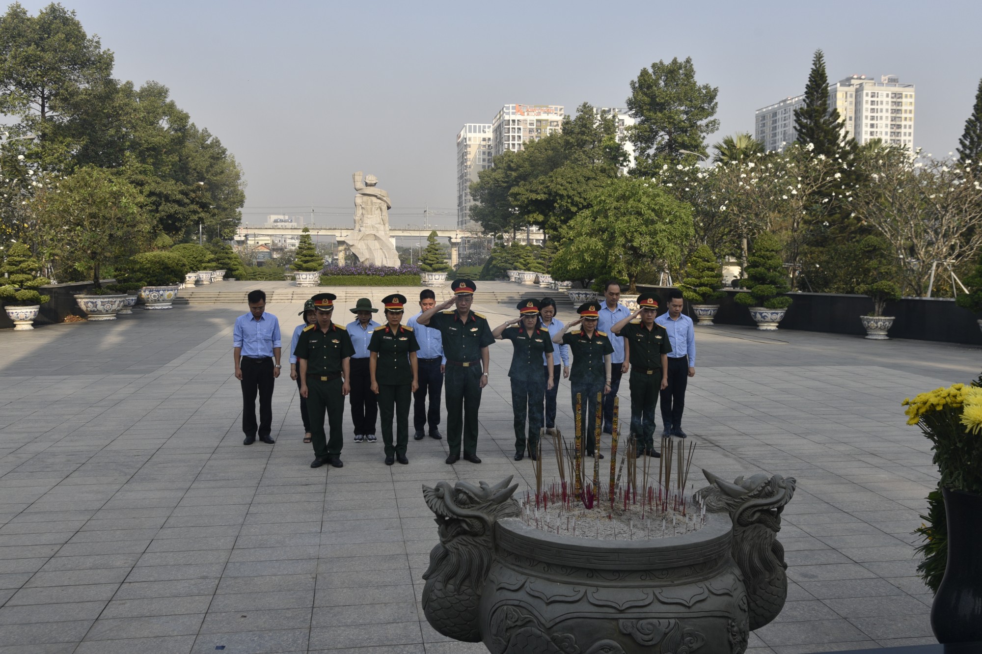 CÔNG TY DỆT MAY 7 TỔ CHỨC VIẾNG NGHĨA TRANG LIỆT SĨ NHÂN DỊP XUÂN BÍNH NGỌ