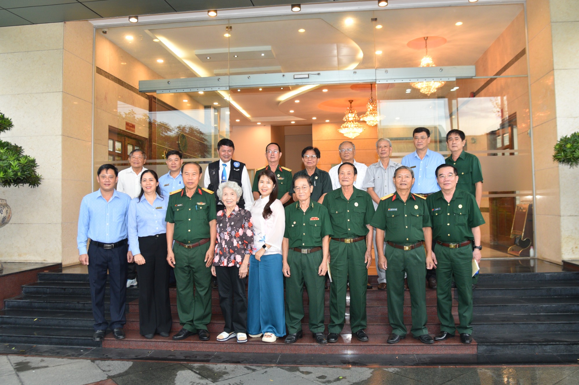Ban Liên lạc truyền thống Báo Quân giải phóng miền Nam Việt Nam và Báo Quân khu 7 thăm, làm việc tại Công ty Dệt may 7