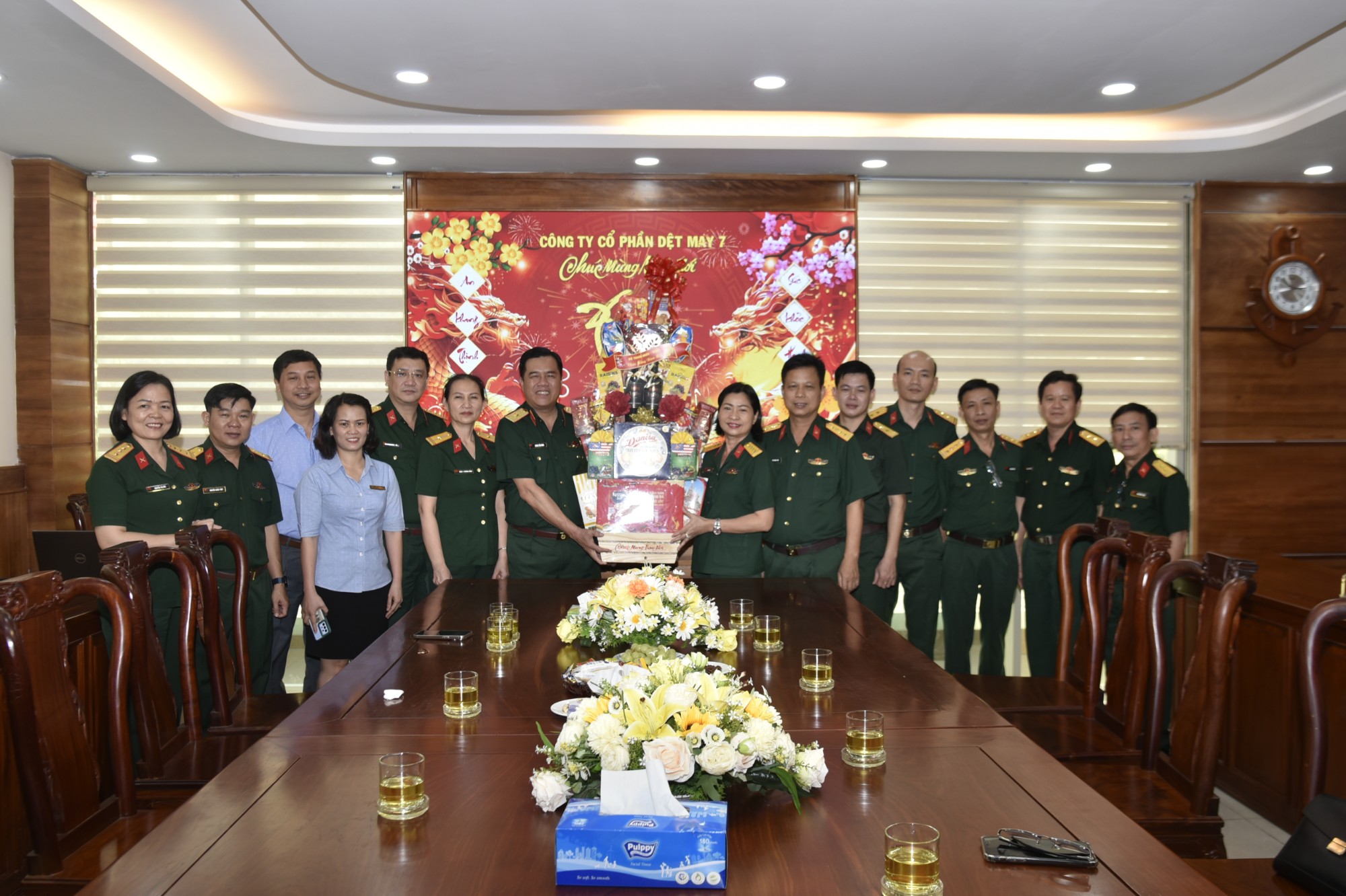 Thủ trưởng Huỳnh Tấn Hùng - BTM/TCHC ghé thăm và chúc tết CB, CNV Công ty Dệt May 7