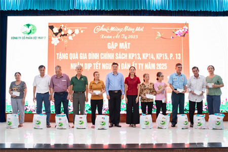 Công ty cổ phần Dệt may 7 chăm lo Tết cho gia đình chính sách