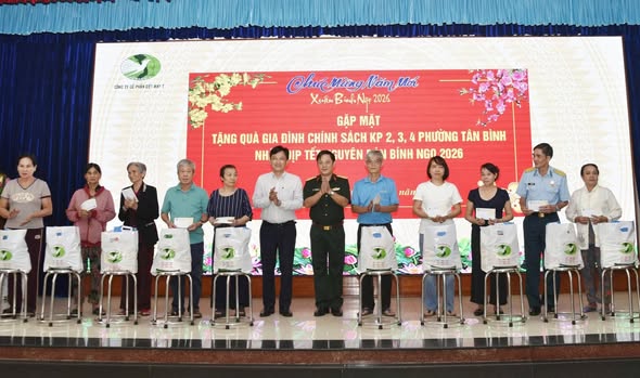 CÔNG TY DỆT MAY 7 TỔ CHỨC TRAO QUÀ XUÂN BÍNH NGỌ CHO GIA ĐÌNH CHÍNH SÁCH PHƯỜNG TÂN BÌNH