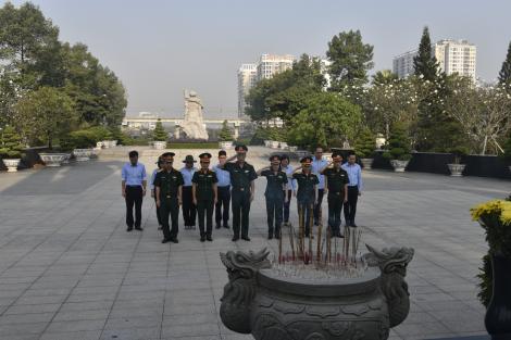 CÔNG TY DỆT MAY 7 TỔ CHỨC VIẾNG NGHĨA TRANG LIỆT SĨ NHÂN DỊP XUÂN BÍNH NGỌ