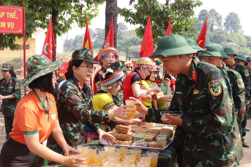 HOẠT ĐỘNG TIẾP SỨC THAO TRƯỜNG MÙA HUẤN LUYỆN TẠI TIỂU ĐOÀN 3, LỮ ĐOÀN 77