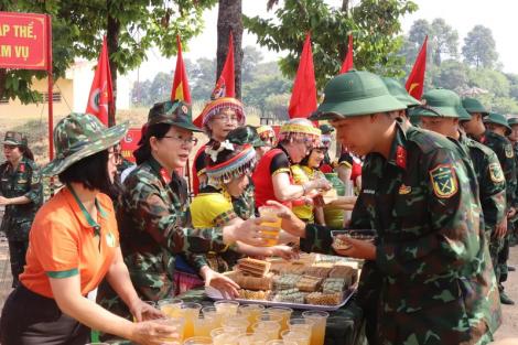 HOẠT ĐỘNG TIẾP SỨC THAO TRƯỜNG MÙA HUẤN LUYỆN TẠI TIỂU ĐOÀN 3, LỮ ĐOÀN 77