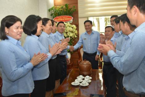 Đảng ủy - ĐHQT - BGĐ - Trưởng cơ quan đơn vị Công ty chúc mừng Đồng chí Nguyễn Mạnh Tùng Chủ tịch HĐQT được thăng quân hàm Đại tá