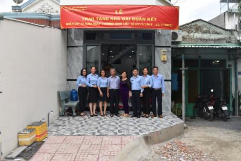 Công ty Cổ phần Dệt May 7 trao tặng nhà đại đoàn kết cho LĐHĐ Ông Mai Trung Sơn xí nghiệp Dệt