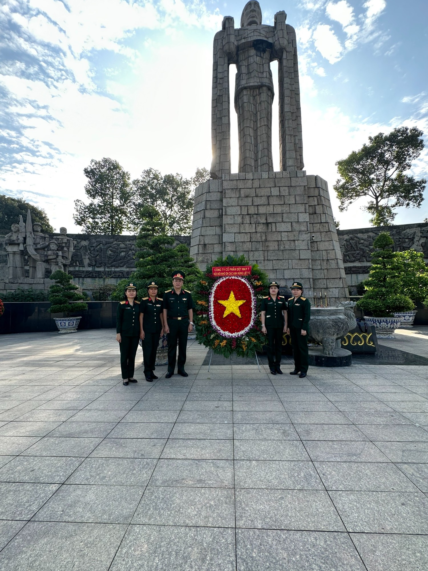 Công ty CP Dệt May 7 tổ chức viếng nghĩa trang, thắp hương tưởng nhớ các anh hùng liệt sĩ nhân dip Xuân Giáp Thìn 2024