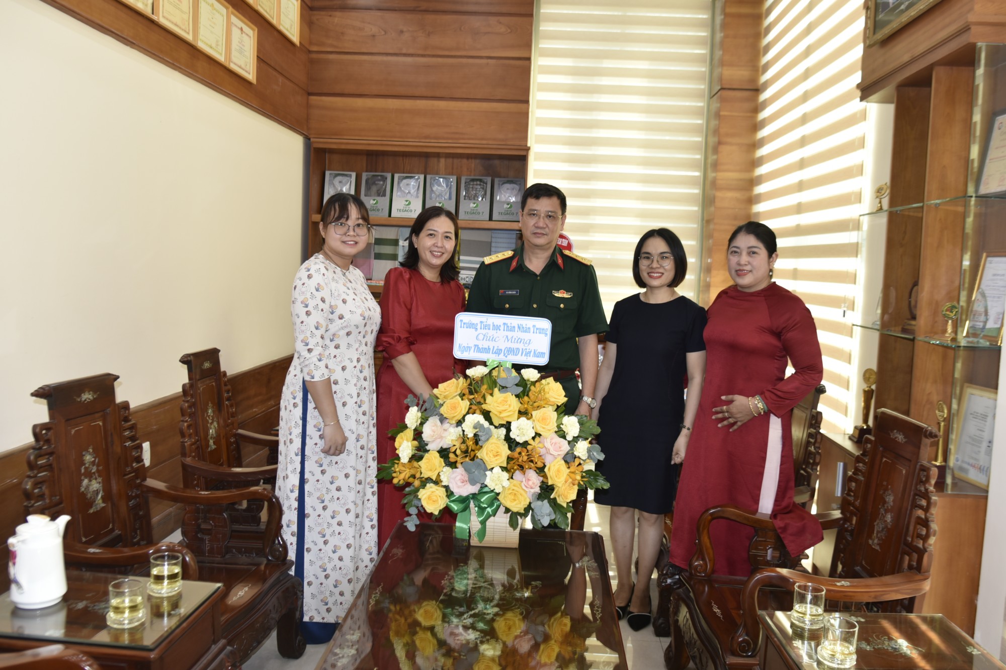 Các cơ quan, đơn vị chúc mừng Công ty Dệt May 7 nhân dịp kỷ niệm ngày thành lập quân đội nhân dân Việt Nam