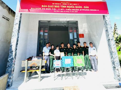 Trao nhà tình Quân - dân : Đồng chí 3/CN Vũ Đức Tài - Y sĩ Tiểu đoàn 2 - Trung đoàn 4